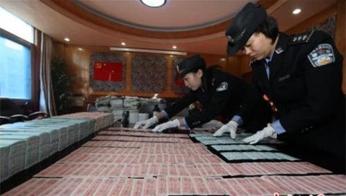 資料圖：警方正在清點(diǎn)假火車票以及單據(jù)等。 胡金力 攝