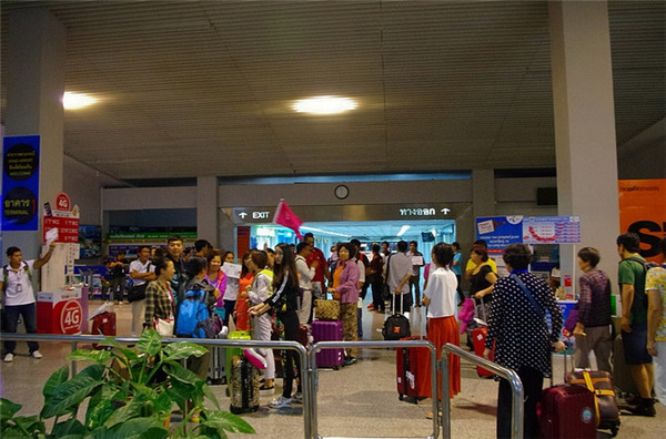 泰國飛鳥航空回應(yīng)“中國游客滯留泰國機場超12小時”：系因更換跑道及機組人員飛行超時