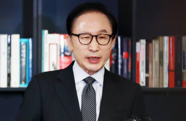 親信近期接連被查 李明博怒喊：“沖我來(lái)”！