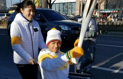 “倒立男孩”傳遞平昌冬奧火炬：體育讓我不懼困難