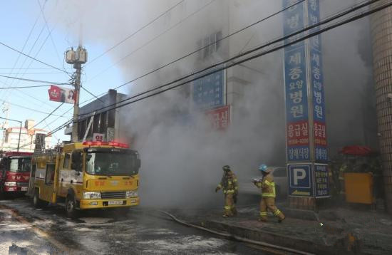 韓密陽市醫(yī)院火災(zāi)死亡人數(shù)增至39人 151人受傷