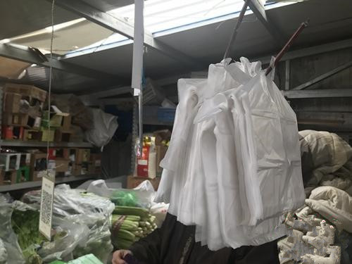 十年“限塑令”效果遭疑 治理白色污染前路如何？