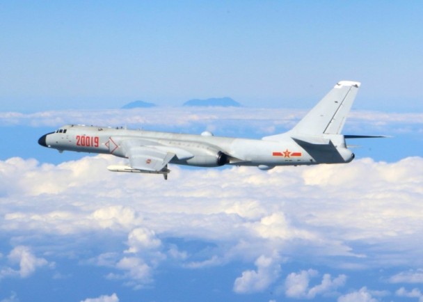 解放軍12架軍機(jī)再穿巴士海峽 臺(tái)媒：又來了
