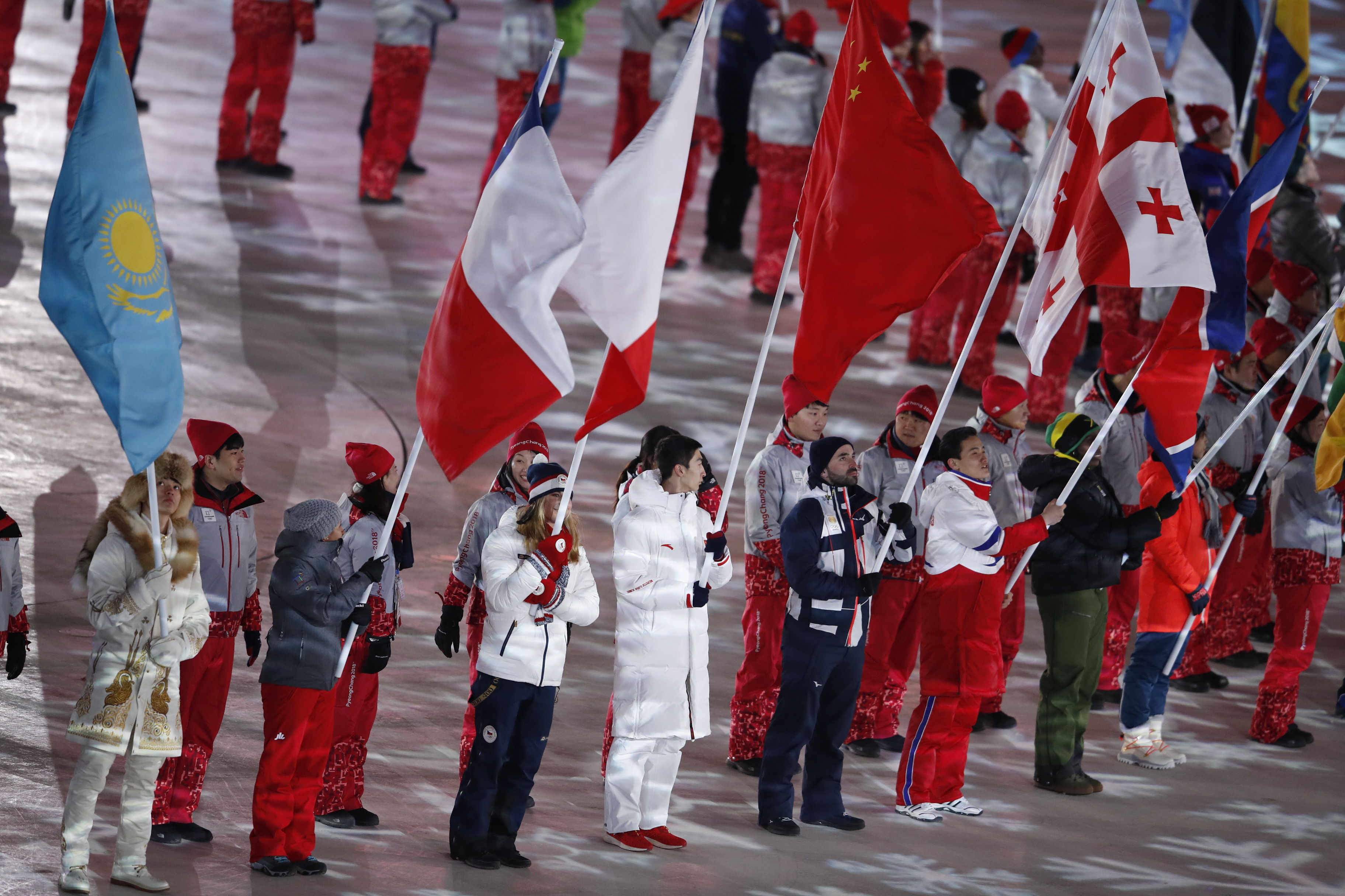 光榮時刻！武大靖舉五星紅旗出場