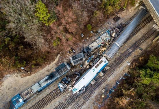 美2輛列車相撞導致2人死亡 或因駛上錯誤軌道