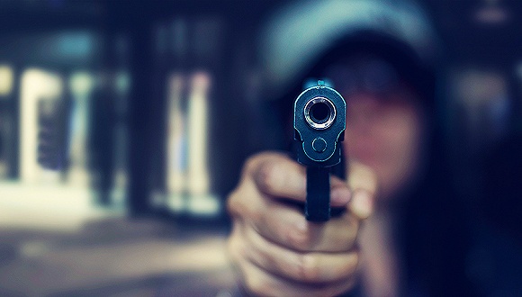 美國老教師在校內(nèi)開槍 “帶槍上班”靠譜嗎？