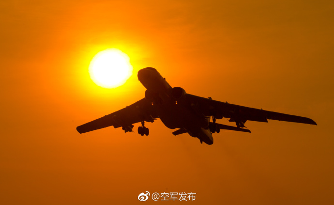 空軍“神威大隊”12架轟-6K遠(yuǎn)程奔襲西太平洋
