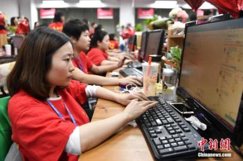 資料圖：某電商企業(yè)員工們在電腦前解答消費者的購物疑問。<a target='_blank' >中新社</a>記者 陳驥旻 攝