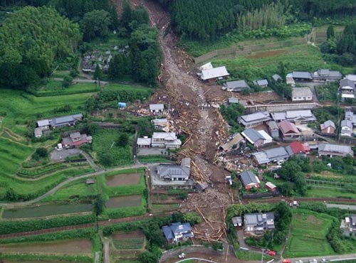 日本大分縣發(fā)生山體滑坡 房屋被埋6人生死未卜
