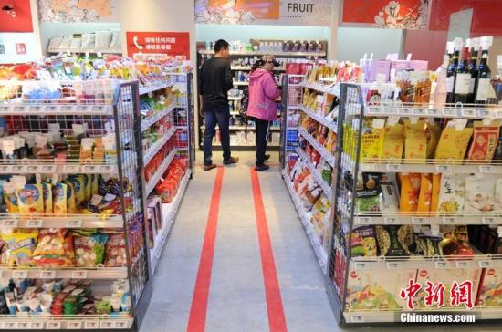 顧客在無(wú)人超市內(nèi)選購(gòu)商品。劉棟 攝