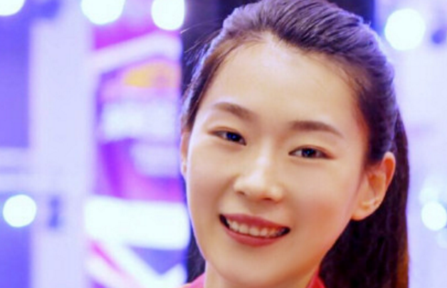 中國女排新亮點(diǎn)！23歲邊緣主攻神逆襲 為救球撞上護(hù)欄