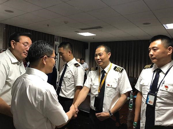 川航超級備降機組被授予“四川青年五四獎章集體”