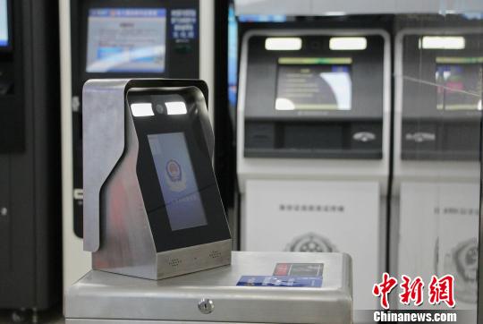 圖為“無人警局”入口的人臉識別相機(jī)。 趙曉 攝
