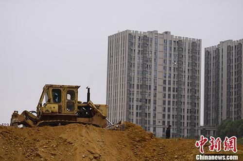 資料圖：湖南長沙一樓盤土地上，推土機(jī)正在作業(yè)。 <a target='_blank' >中新社</a>記者 楊華峰 攝