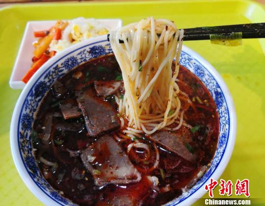 蘭州牛肉拉面具有“一清、二白、三綠、四紅、五黃”的特征，以色香味美，口感醇厚被評(píng)為“中國(guó)十大面條”。(資料圖) 史靜靜 攝