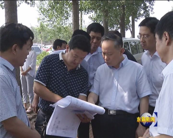 劉培國就校外道路建設(shè)及安全進(jìn)行現(xiàn)場辦公