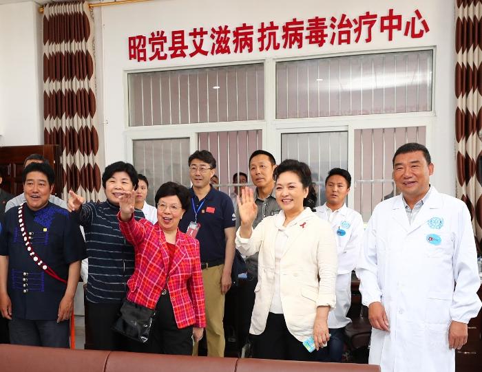 彭麗媛在四川涼山參加艾滋病防治宣傳活動側(cè)記
