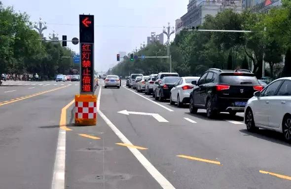 聊城：左轉(zhuǎn)有路也非等“借道”？右轉(zhuǎn)“借道”對(duì)行人按喇叭？ 向左向右“借道” 還有人做不好