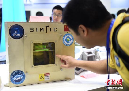 奇跡！澳醫(yī)生用3D打印脊椎令骨骼畸形男童“獲重生”