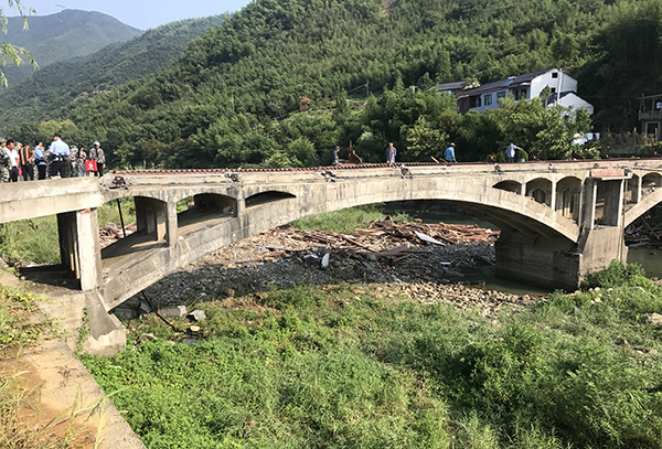 浙江桐廬新建廊橋坍塌致八死三傷 建筑質(zhì)量問題存疑