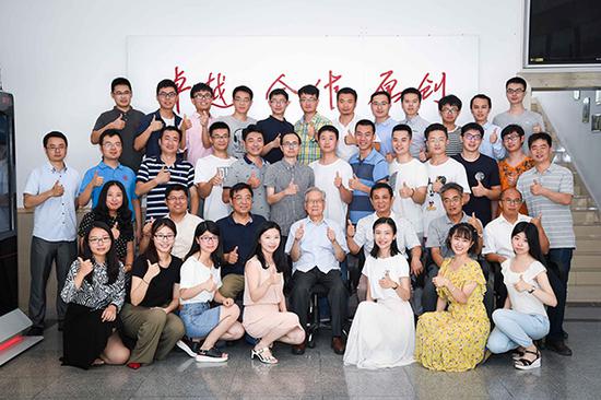 上海交大陶鋁新材料科研團隊合影。