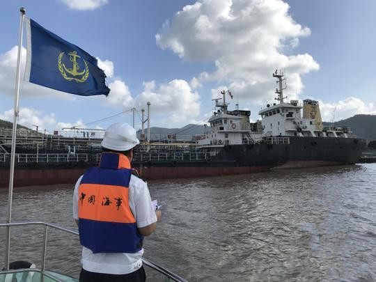 圖為寧波海事局執(zhí)法人員開展防臺巡航。寧波海事局提供