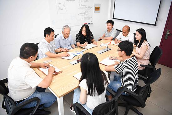 周堯和（左三）參與團隊討論。