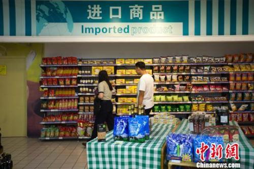 民眾在超市進口商品貨架前選購商品。 張云 攝