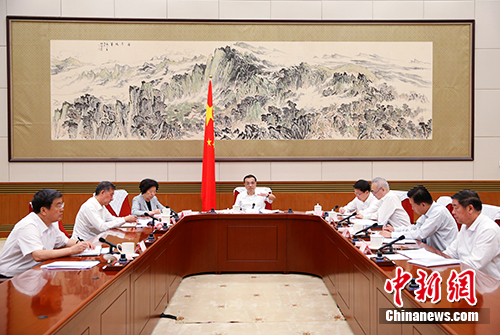 李克強(qiáng)主持召開(kāi)國(guó)務(wù)院西部地區(qū)開(kāi)發(fā)領(lǐng)導(dǎo)小組會(huì)議：西部地區(qū)是中國(guó)發(fā)展的巨大戰(zhàn)略回旋余地