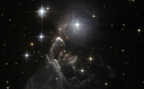 哈勃拍攝神秘星云：在閃亮恒星間翻騰 似波濤怒吼