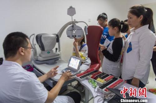 揭兒童近視康復(fù)治療市場亂象：苗醫(yī)、中醫(yī)齊上陣