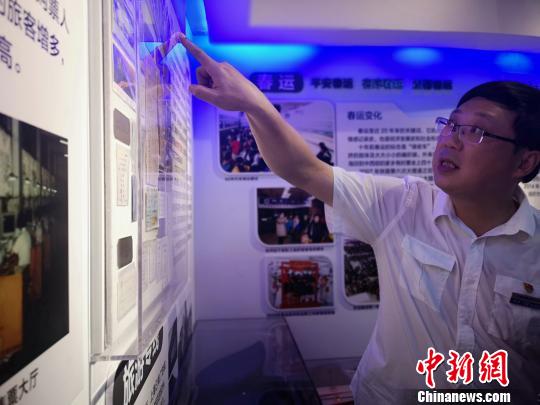 胡建介紹墻上陳列的幾十年前的硬板車票。 張煜歡 攝
