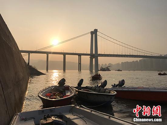 直擊重慶墜江公交車搜救現(xiàn)場：長江中搜尋十余條生命