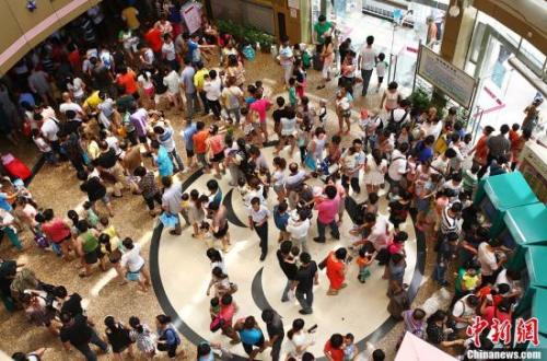 資料圖：某醫(yī)院民眾在掛號大廳內排起了長隊。<a target='_blank' >中新社</a>發(fā) 泱波 攝