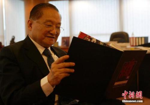 江湖再見(jiàn)！金庸的三重身份和兩支筆