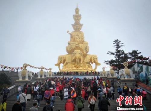 黃金周7.26億人次出游 吃穿用等傳統(tǒng)消費(fèi)提質(zhì)升級(jí)