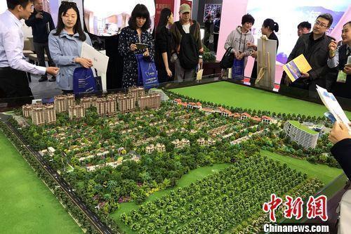 民眾咨詢買房。<a target='_blank'  >中新網(wǎng)</a>記者 程春雨 攝