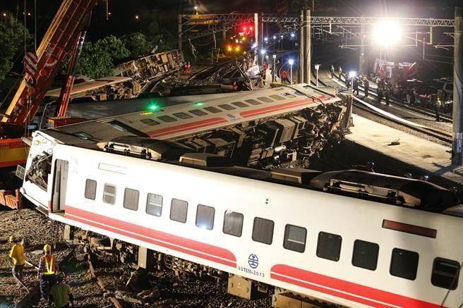 臺(tái)灣列車出軌釀重大事故 日本制造商坦承：設(shè)計(jì)有疏失