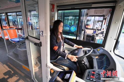加裝護(hù)欄、設(shè)立委屈獎(jiǎng) 多地公交出招防“車鬧”