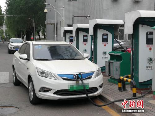資料圖：一輛新能源汽車正在充電 <a target='_blank'  >中新網(wǎng)</a>記者 張尼 攝