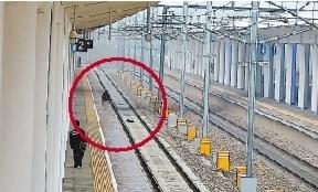 列入乘車“黑名單” 男子趕高鐵沖卡進(jìn)站扔包進(jìn)鐵軌
