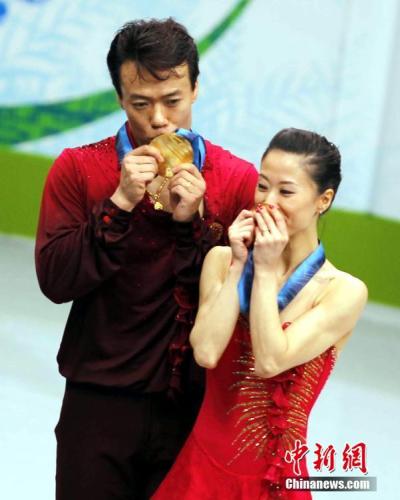 2010年2月15日，溫哥華冬奧會花樣滑冰雙人自由滑比賽，中國選手申雪、趙宏博圓夢折桂。<a target='_blank' >中新社</a>記者 盛佳鵬 攝