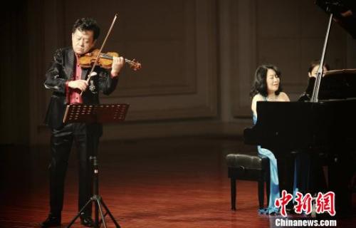 資料圖：盛中國(guó)攜夫人瀨田裕子在天津演出。<a target='_blank' >中新社</a>發(fā) 佟郁 攝