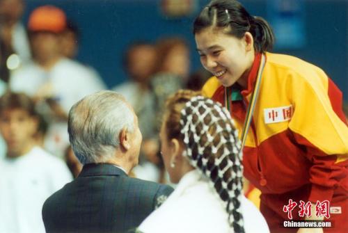 圖為1992年8月5日，薩馬蘭奇向取得奧運乒乓球女子單打冠軍的鄧亞萍表示祝賀，并親自為她頒獎。<a target='_blank' >中新社</a>記者 趙偉 攝 
