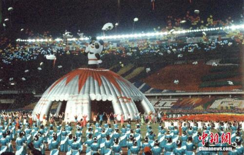 第11屆亞運會于1990年9月22日在北京舉行開幕式，這是中國第一次舉辦綜合性國際體育大賽。<a target='_blank' >中新社</a>記者 舒元成 攝