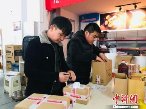 圖為電商主正在包裝貨物。資料圖 閆姣 攝