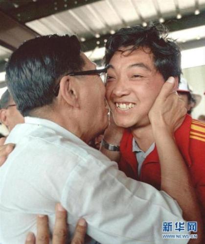 圖為1984年7月29日，許海峰(右)在奪冠后接受祝賀。 新華社發(fā) 圖片來源：新華網(wǎng)