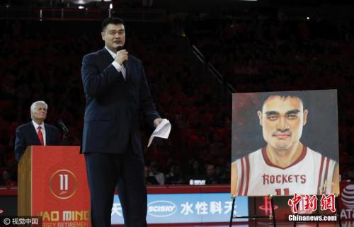 姚明的整個NBA生涯都在火箭隊度過，而且他入選了歷屆全明星賽。圖為姚明在退役儀式現(xiàn)場發(fā)表感言。 圖片來源：視覺中國
