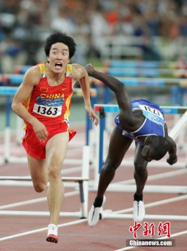 2004年8月27日，劉翔在雅典奧運田徑110米欄決賽中以12秒91獲得冠軍，打破奧運會紀錄，平世界紀錄。<a target='_blank' >中新社</a>記者 毛建軍 攝 
