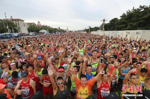 2018北京馬拉松賽3萬余名跑者參加了比賽。<a target='_blank' >中新社</a>記者 盛佳鵬 攝